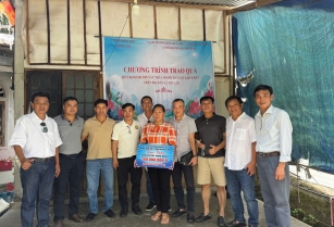 CHƯƠNG TRÌNH TRAO QUÀ CHO NGƯỜI DÂN HUYỆN PHÚ LỘC