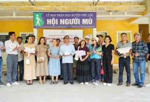 TẶNG QUÀ NGƯỜI MÙ HUYỆN PHÚ LỘC